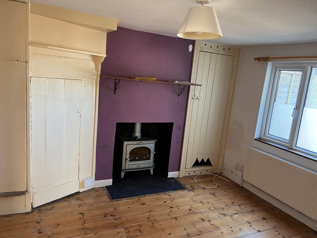 Lot: 74 - THREE-BEDROOM TOWN CENTRE HOUSE FOR IMPROVEMENT - Living Room at rear